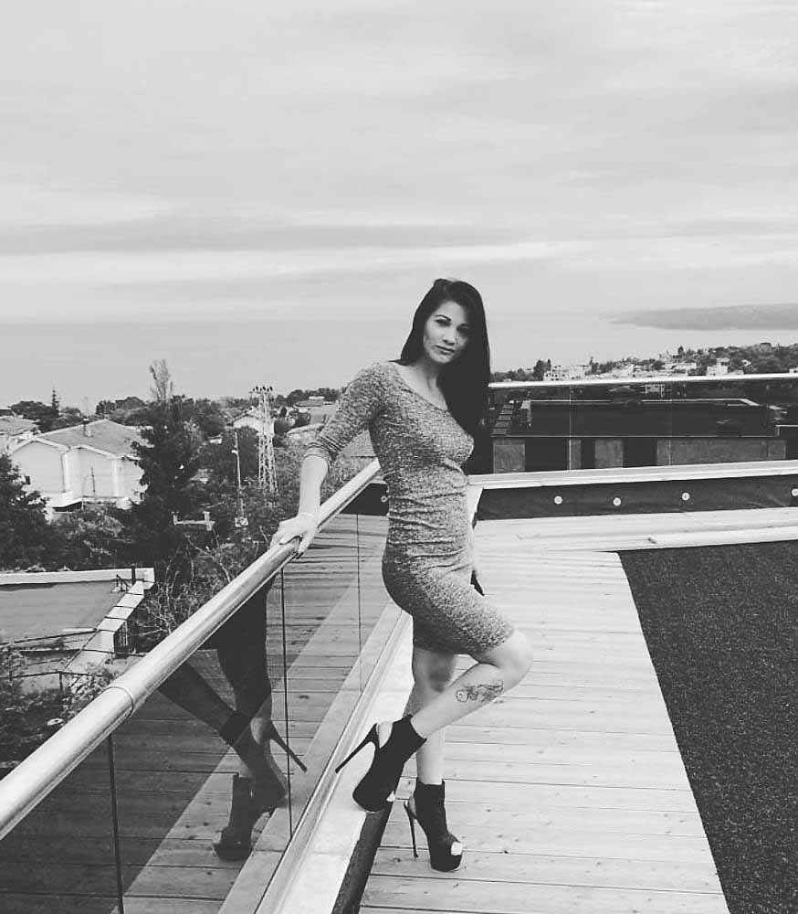 Evlerin Yeni Hizmetçisi Şerifali Escort Hanımefendi Buket